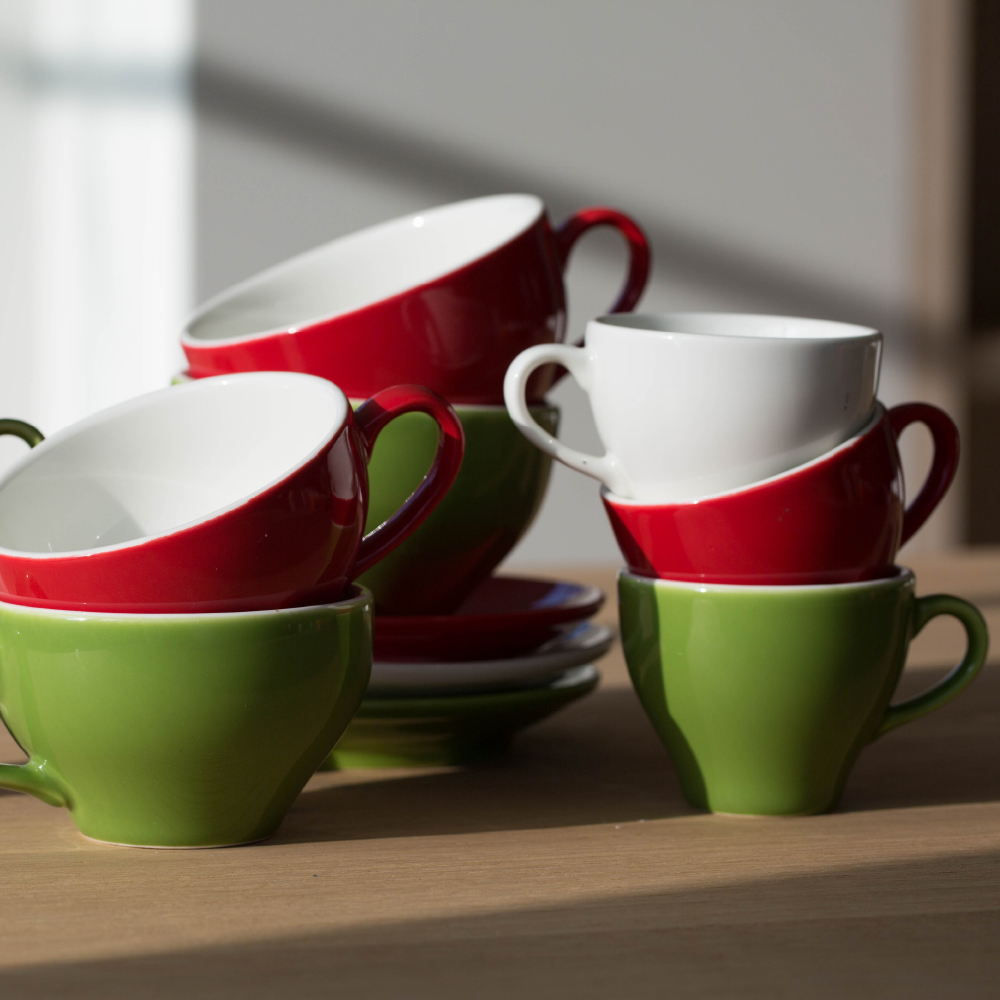 Barista kopjes in meerdere kleuren op tafel, kleur mix