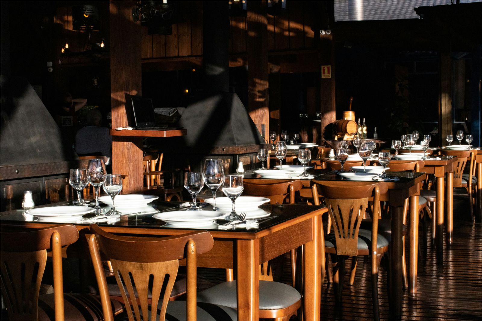 Hoeveel servies en glaswerk heeft een restaurant nodig?