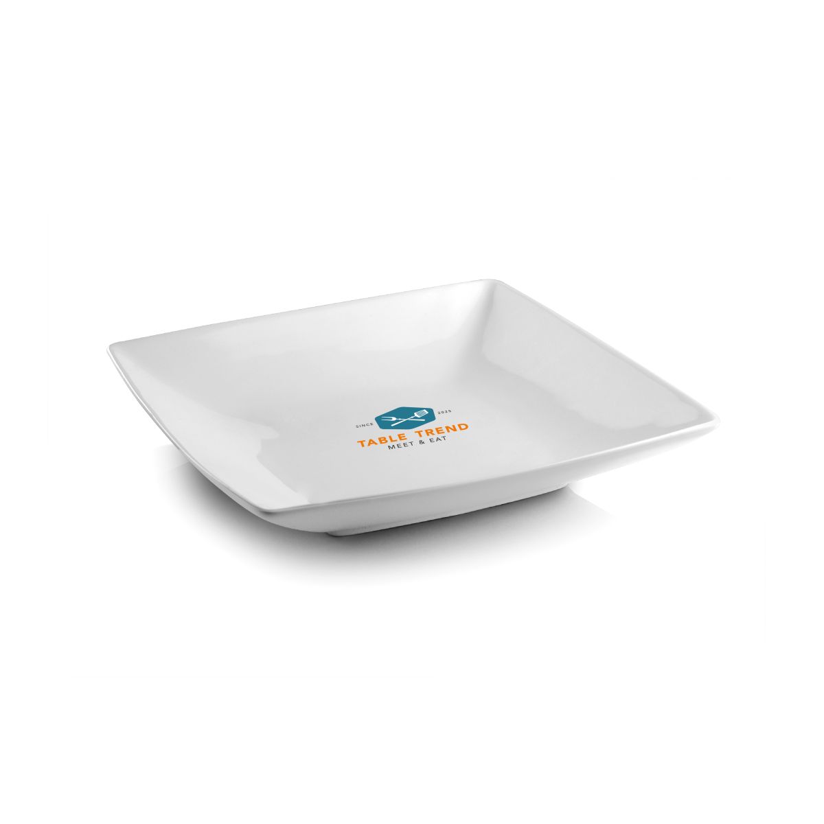 Vierkant diep Squito bord 22 cm van porselein met meerkleurig logo TableTrend op het vooraanzicht.
