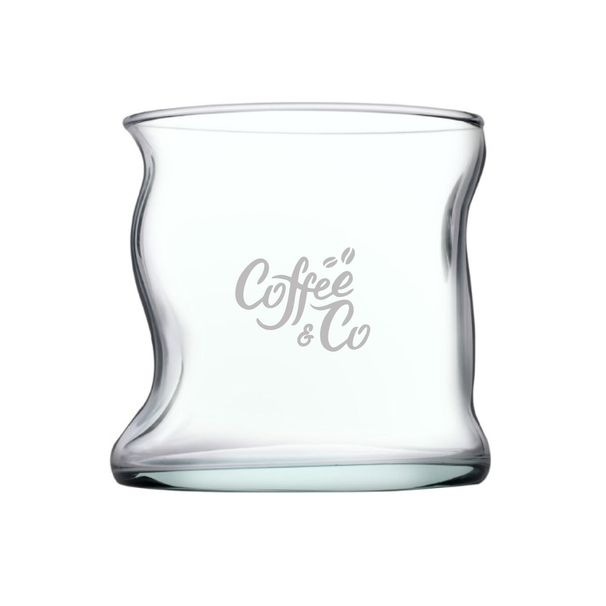 Vooraanzicht Nami Matcha glas met gegraveerd CoffeeCo logo, transparant matcha glas met subtiele gravure in glas.