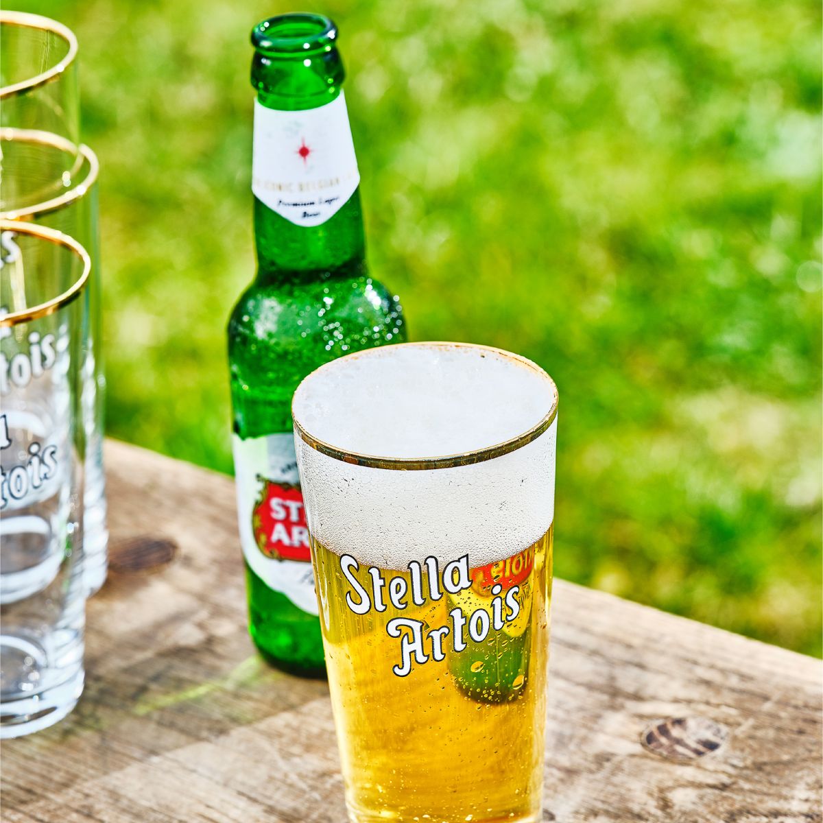 Stella Artois boerke glas 33 cl gevuld met bier en voorzien van logo in een sfeervolle setting.
