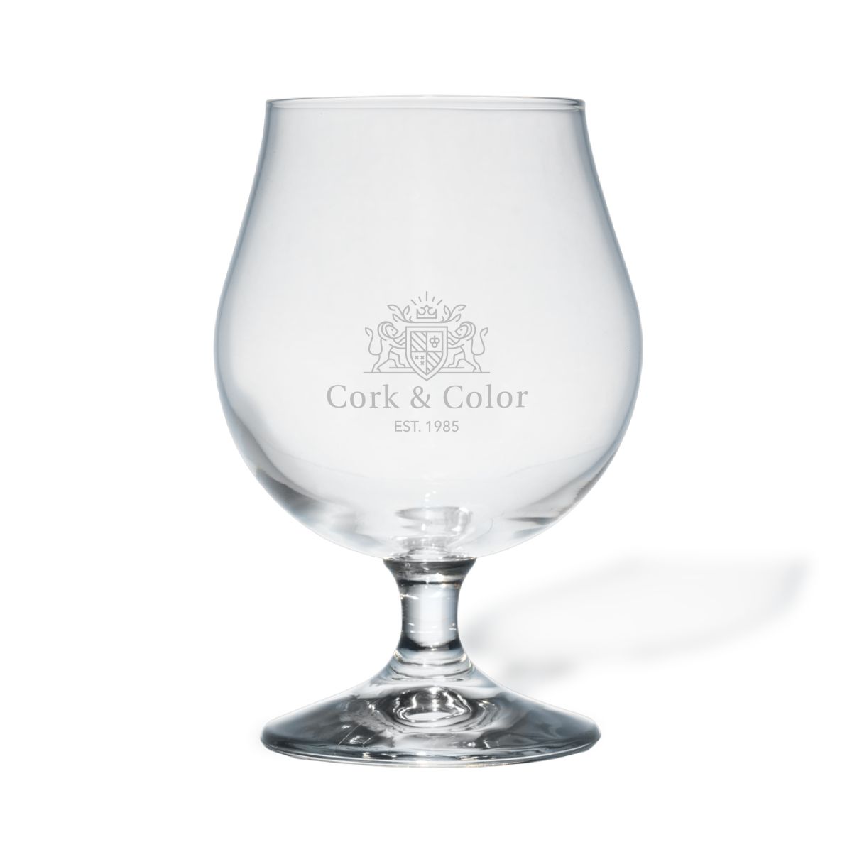 Vooraanzicht van Breughel bierglas 38 cl. met gegraveerd CorkColor-logo in het midden van het glasoppervlak.
