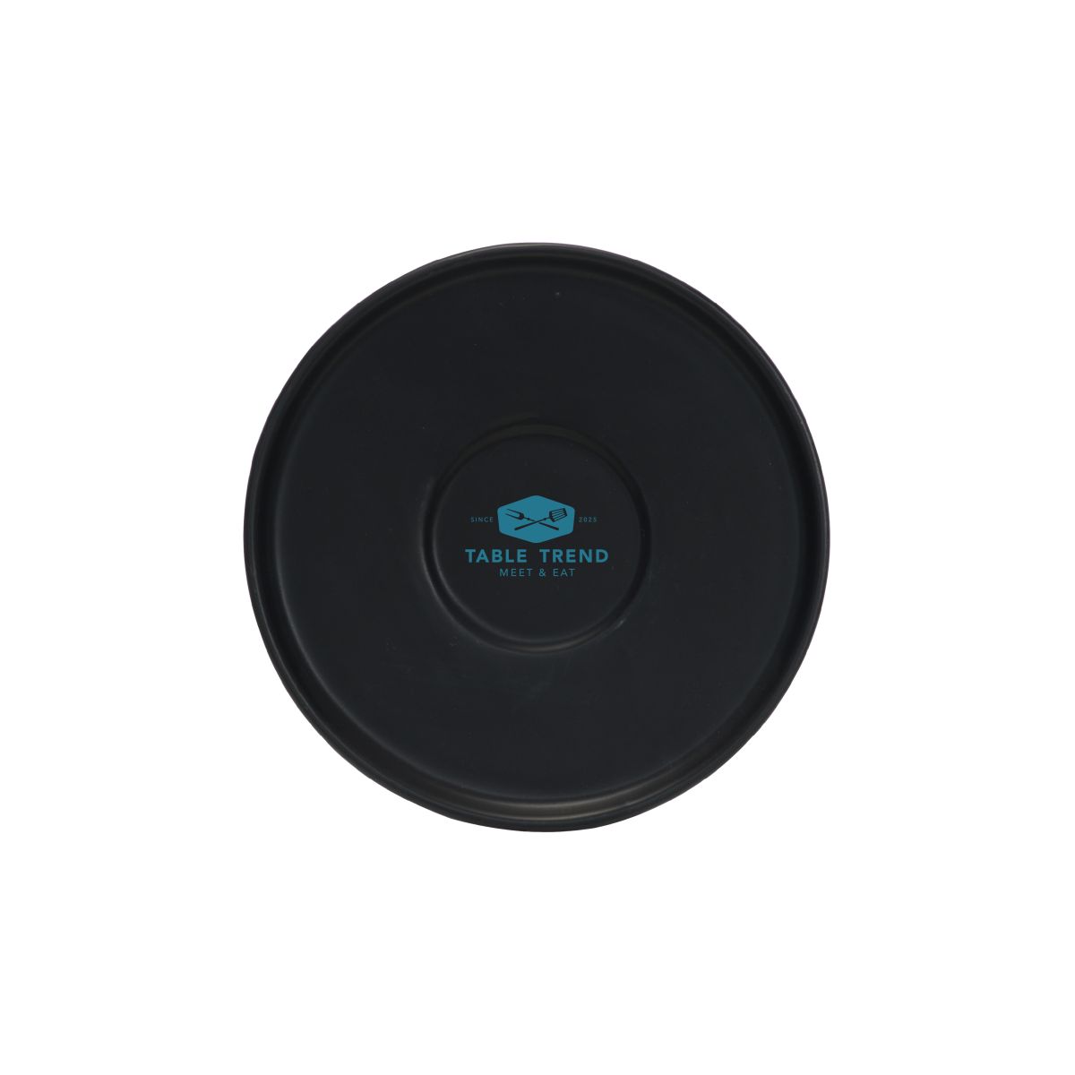 Vooraanzicht van de Blackwell schotel dubbele espresso 14 cm porselein met éénkleurig TableTrend logo centraal geplaatst.