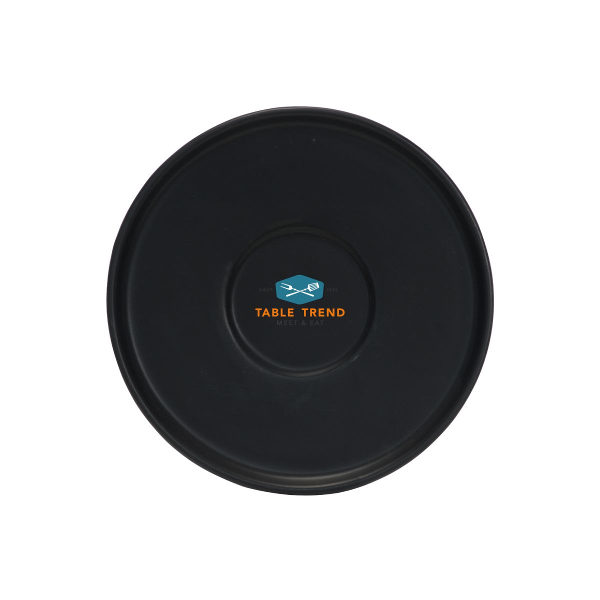 Vooraanzicht van de Blackwell porseleinen koffieschotel 15 cm met een TableTrend logo in meerdere kleuren.