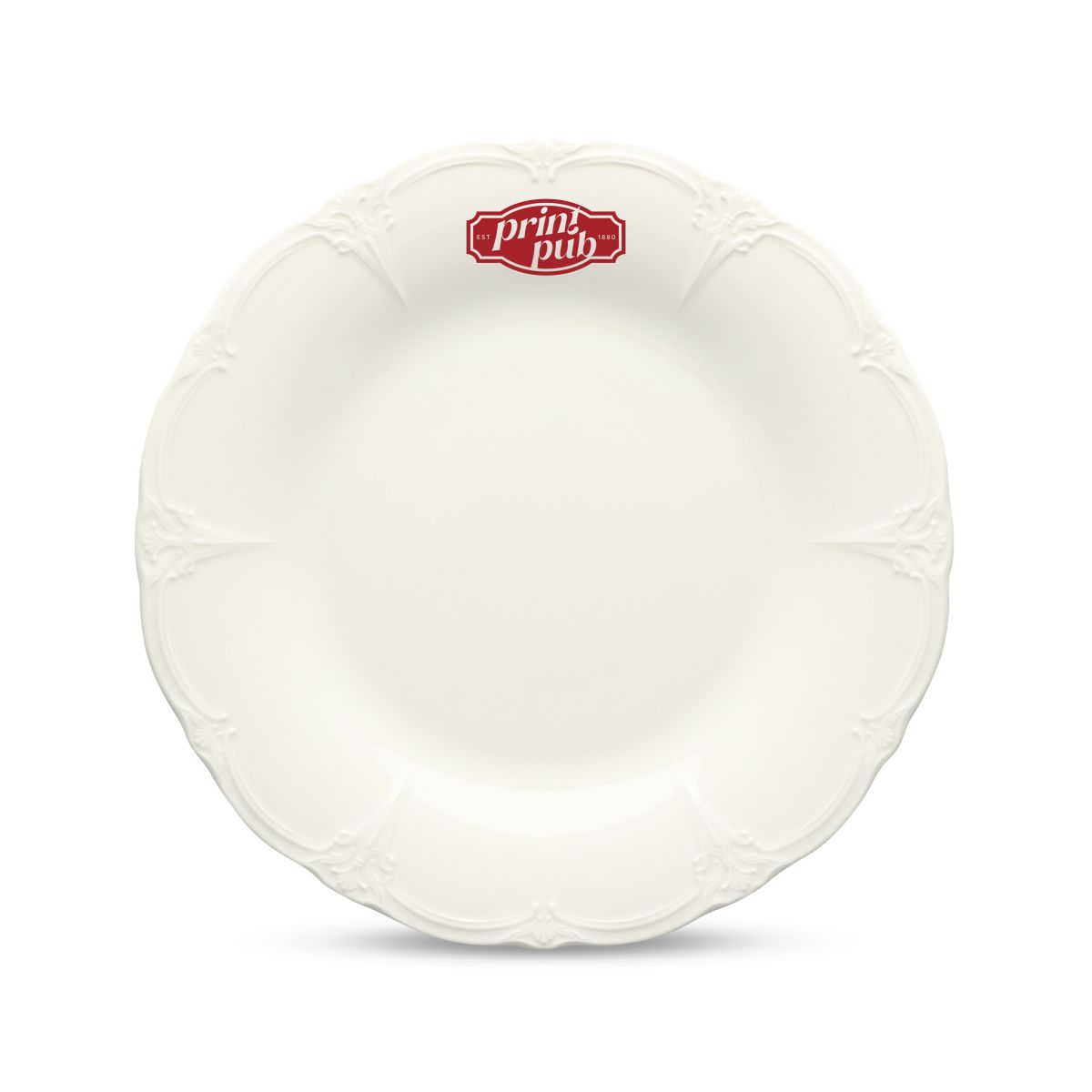 Vooraanzicht van wit porseleinen bord Retro 21,5 cm met rood logo van PrintPub gecentreerd op het bord.