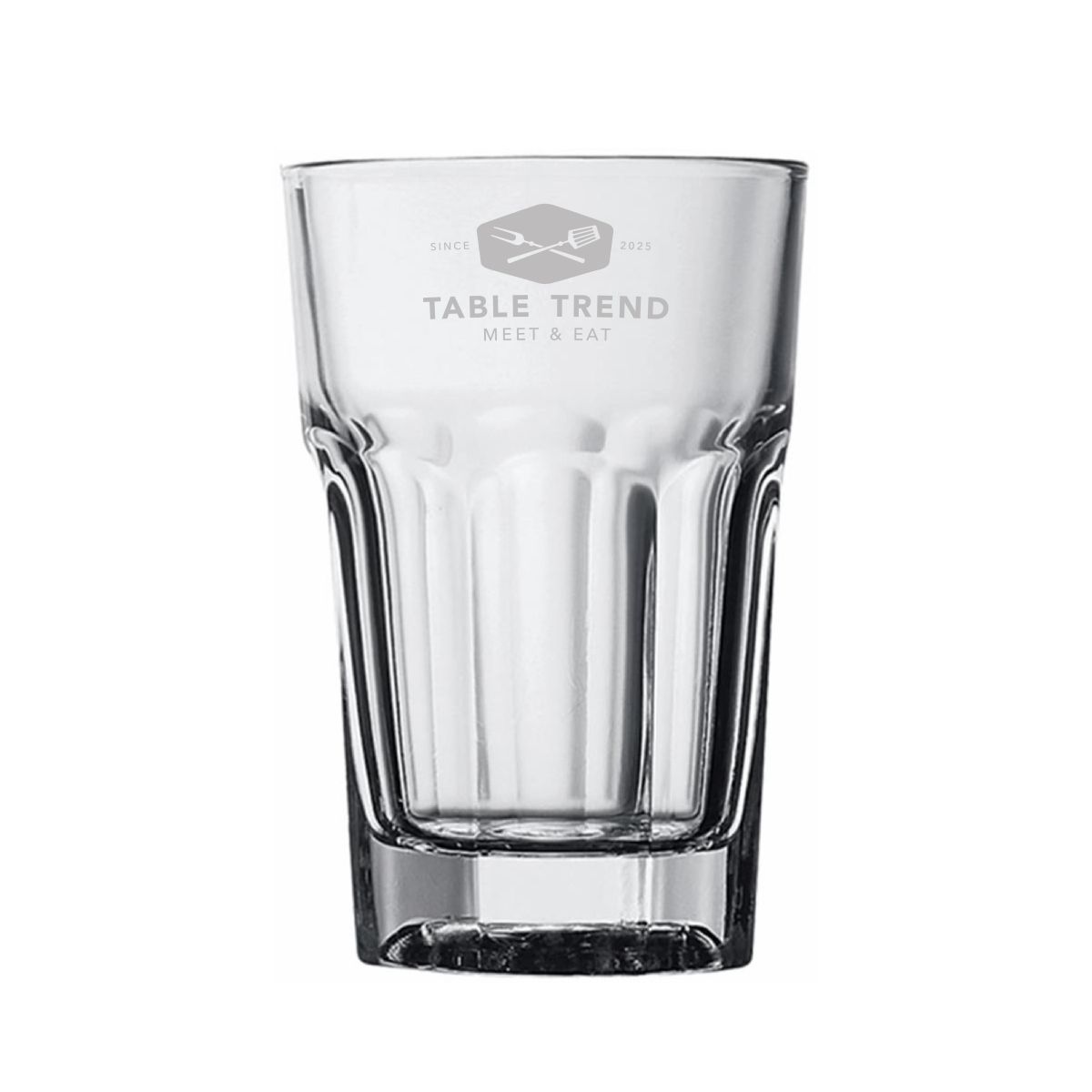 Gravure van het TableTrend-logo op het vooraanzicht van het Casablanca Latte laag glas 29,5 cl.