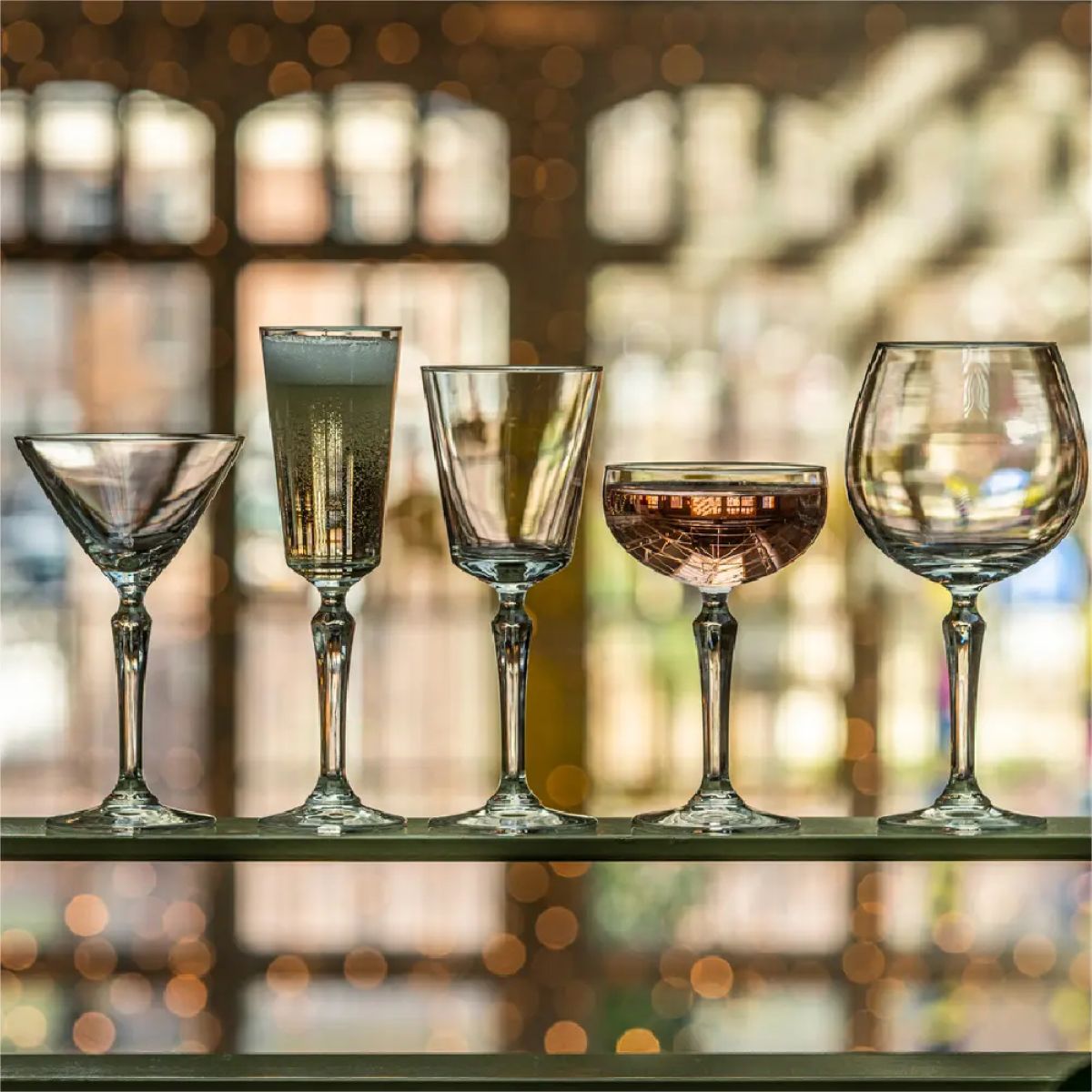 Champagneglas Spksy 17.4 cl met drank geplaatst in een sfeervolle setting.
