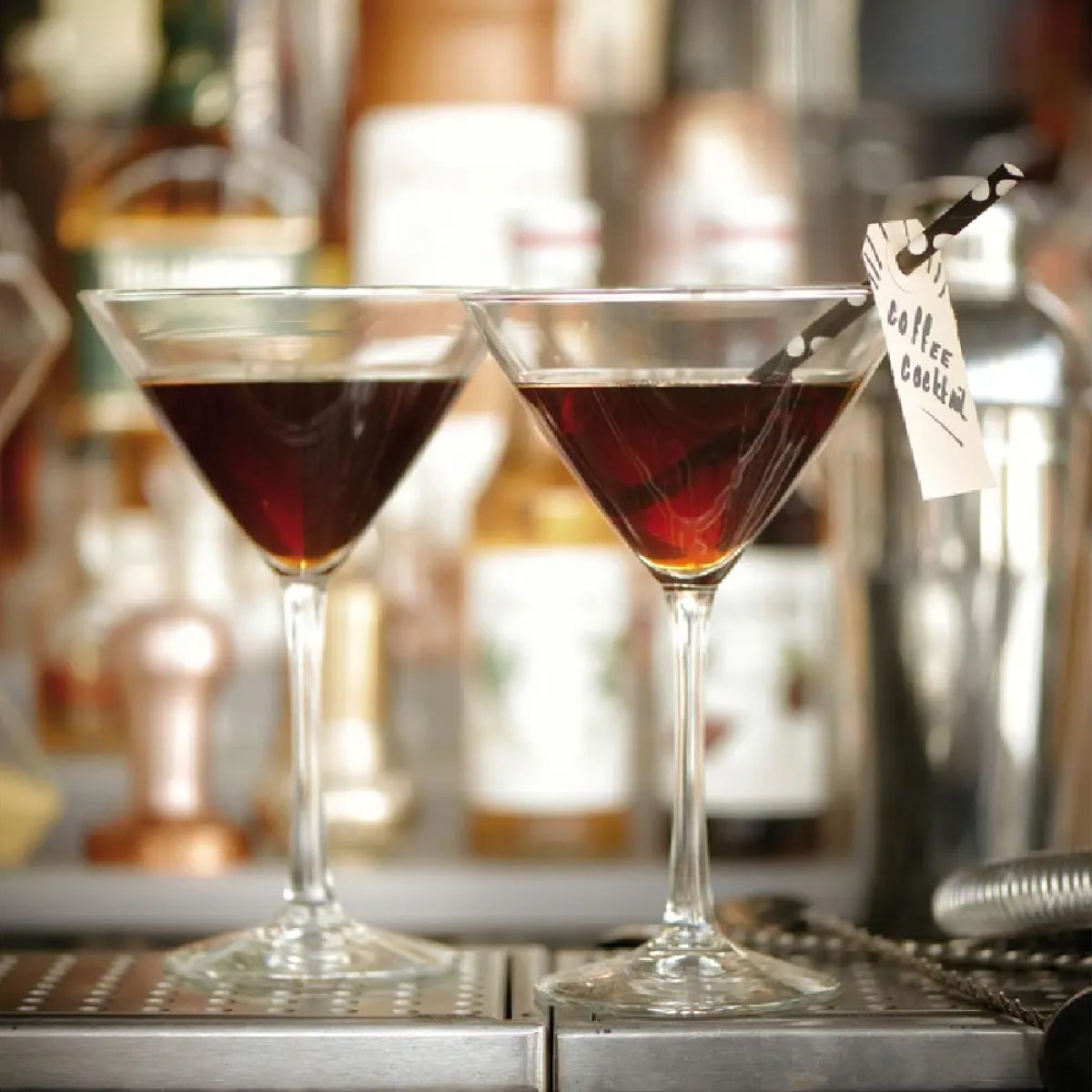 Sfeerbeeld van gevuld cocktailglas Royal Leerdam Specials 26 cl.