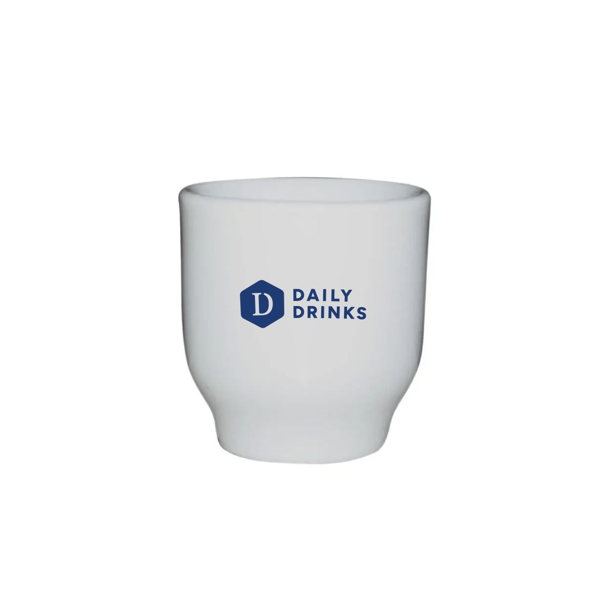 Eierdopje van wit porselein met enkelkleurig DailyDrinks-logo op de voorzijde bedrukt.