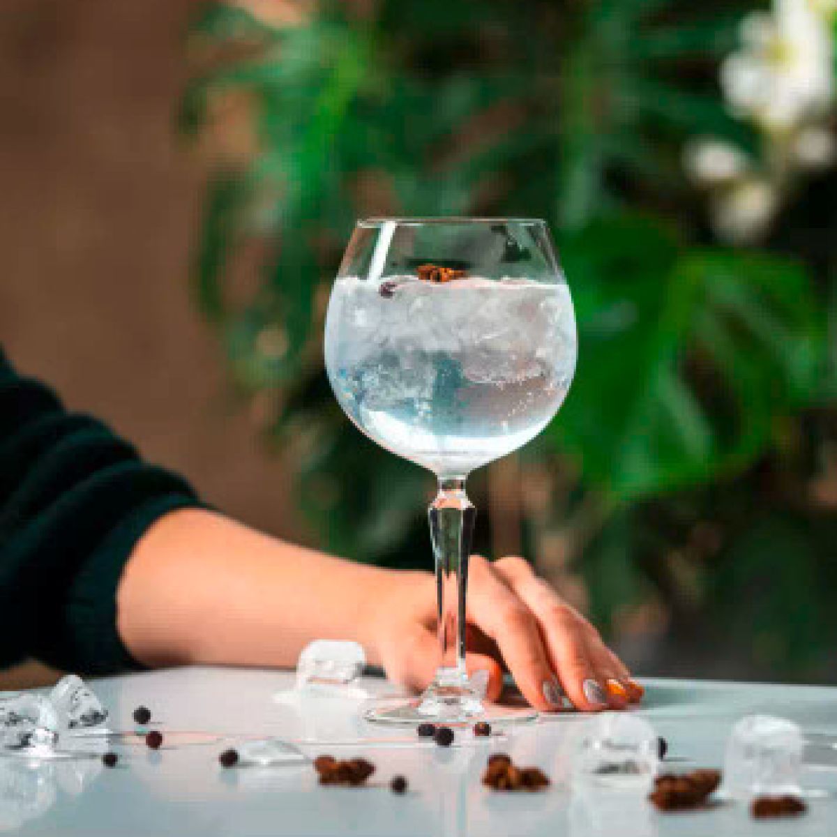 Gin tonicglas Spksy 58 cl glas in gebruik, vastgehouden of geserveerd in een horecasetting