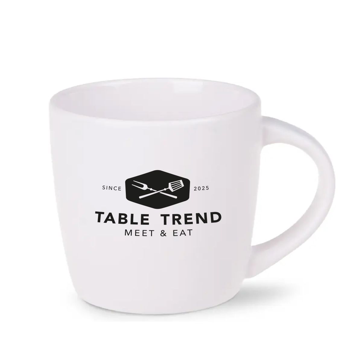 Handy mok Wit 30 cl porselein in vooraanzicht met éénkleurig TableTrend logo gecentreerd op de mok.