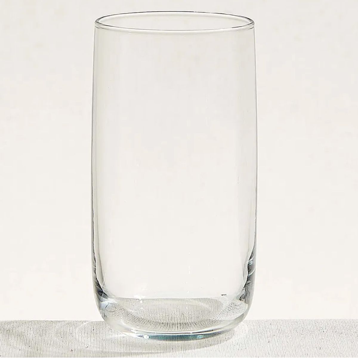 Glas tumbler 36,5 cl. met vloeistofinhoud, gefotografeerd voor een egale witte achtergrond.