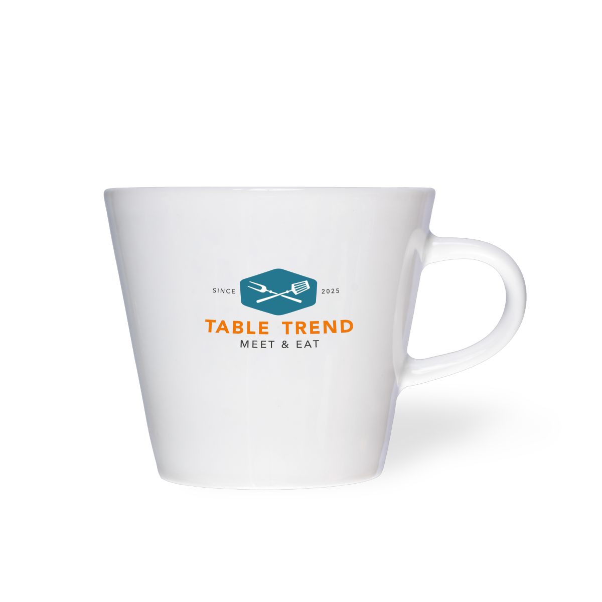Witte koffiekop Neo Budgetline 19 cl. met meerkleurig TableTrend-logo op het vooraanzicht, porseleinen uitvoering.
