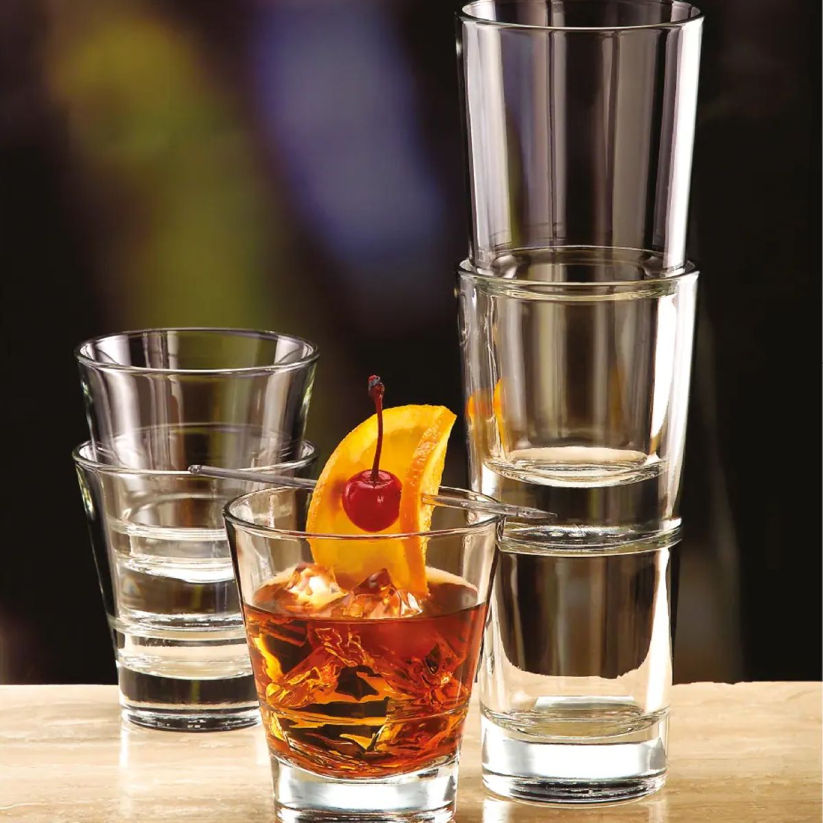 Gevuld longdrinkglas Libbey Endeavor 35 cl. in sfeervolle setting op tafel weergegeven.