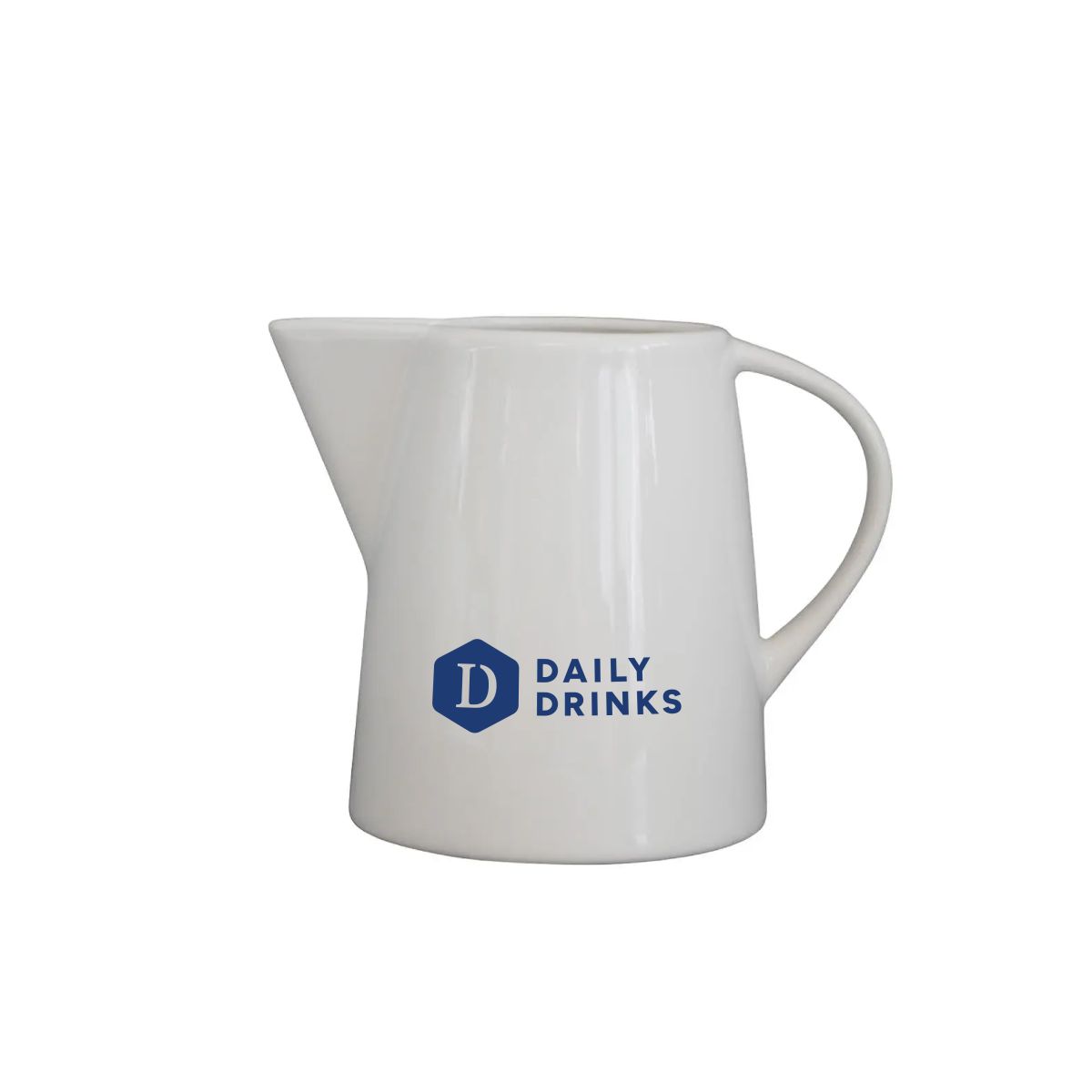 Porseleinen melkkan Eva 20 cl. met blauwe DailyDrinks-bedrukking in één kleur op het vooraanzicht.