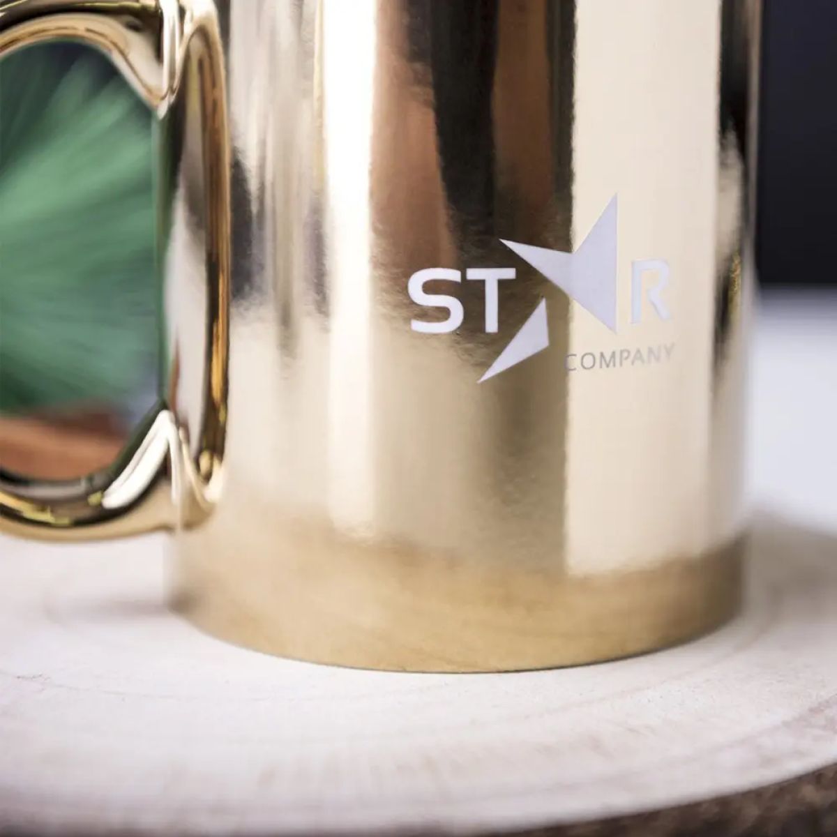 Ingerichte sfeerruimte met mok Jasper 35 cl., porselein met logo en metallic look.