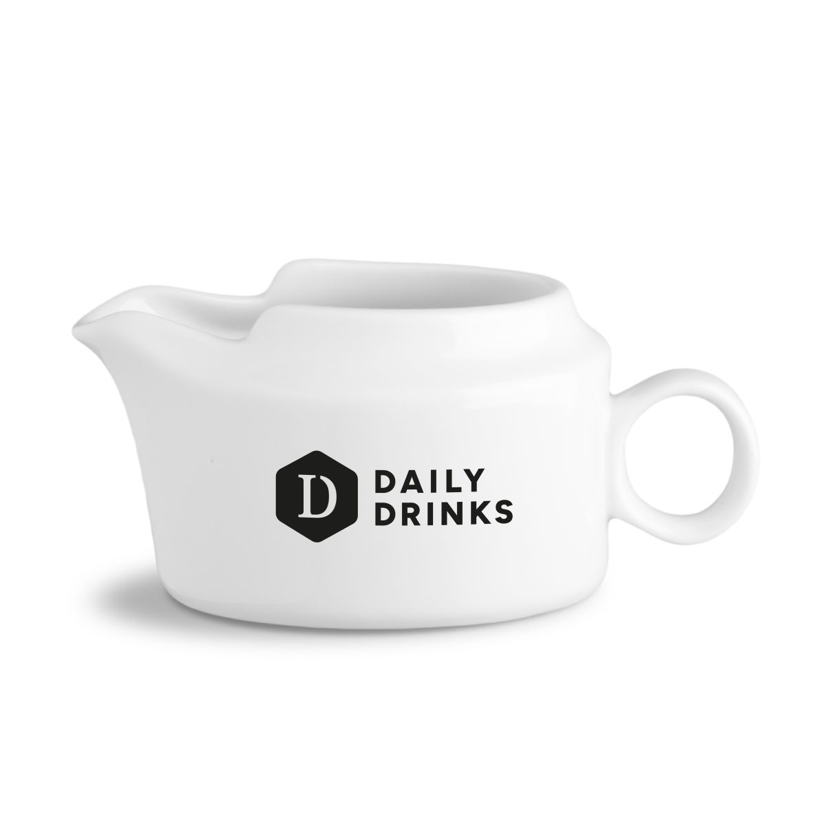 Porseleinen sauskom 25 cl met zwart DailyDrinks-logo in vooraanzicht, minimalistisch ontwerp.