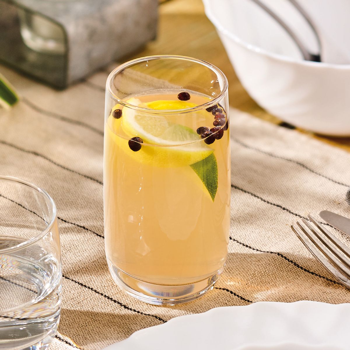 Vigne tumbler 33 cl gevuld en met logo in een sfeerruimte, met duidelijk zichtbaar glazen materiaal