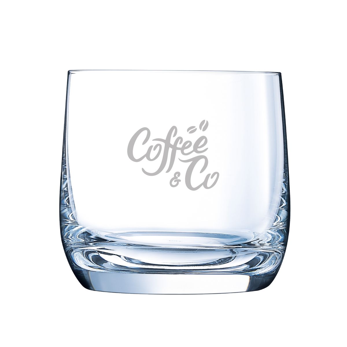 Gegraveerd CoffeeCo-logo op de voorzijde van de glazen Vigne tumbler 37 cl. met subtiele afwerking.