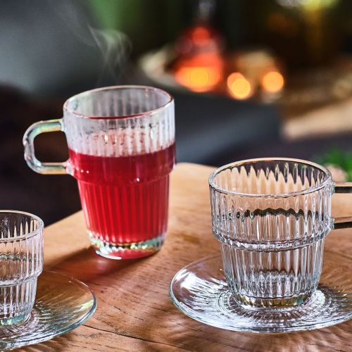 Gevuld Barshine Espressoglas 8,9 cl. gepresenteerd in een sfeervolle ruimte.