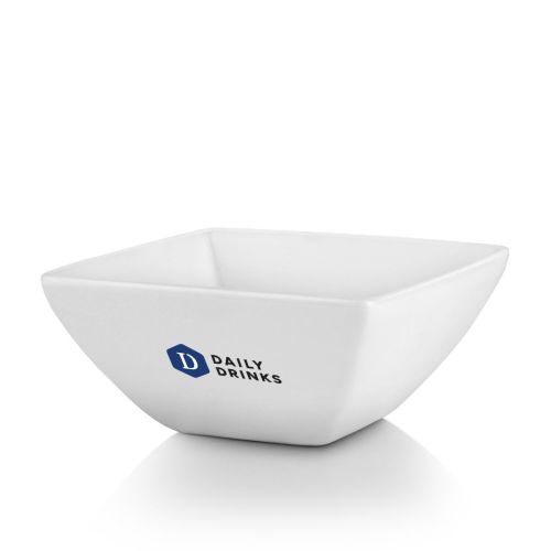 Kom vierkant Squito 23 cm van porselein met meerkleurig logo DailyDrinks op het vooraanzicht.
