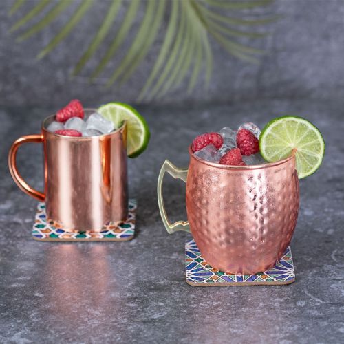 Moscow Mule beker 50 cl gehamerd RVS met logo, gevuld drankje in sfeervolle baromgeving