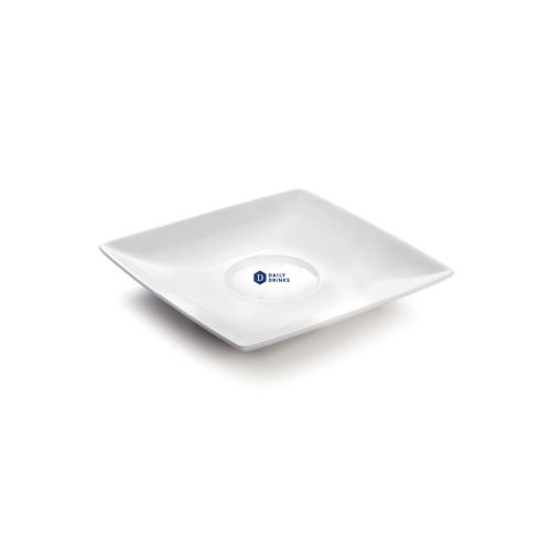 Squito koffie schotel 13 cm van porselein met DailyDrinks logo in één kleur op de bovenzijde.