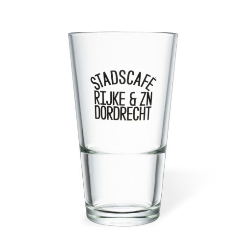 Transparant bierglas Vaasje Stapel 34 cl glas met eenkleurig logo van Stadscafé Rijke & zn Dordrecht op het voorpaneel