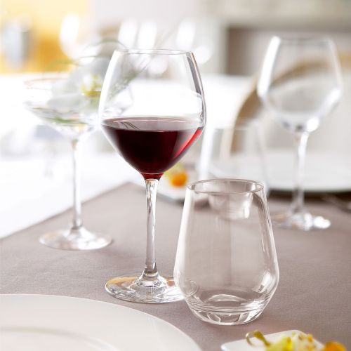 Gevuld Cabernet young wijnglas 35 cl. in warme sfeerruimte op tafel gepresenteerd.