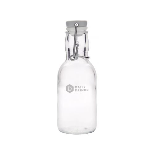 Emilia fles van 0,25 liter met beugelsluiting en gegraveerd DailyDrinks-logo op het glasoppervlak.