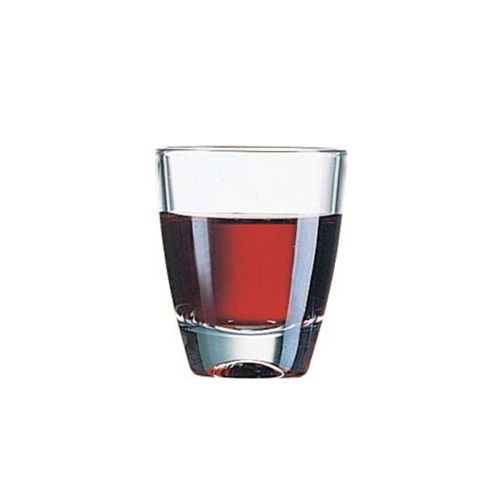 Gevuld gin shotglas van 5 cl op witte achtergrond, met vloeistof.
