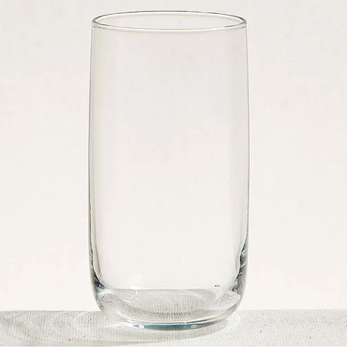 Glas tumbler 36,5 cl. met vloeistofinhoud, gefotografeerd voor een egale witte achtergrond.