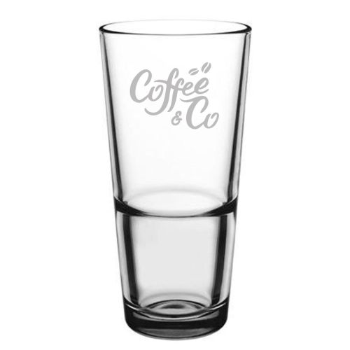 Detail van de lasergravure met CoffeeCo-logo op het Latte Macchiato stapel Grande S glas 37,6 cl.