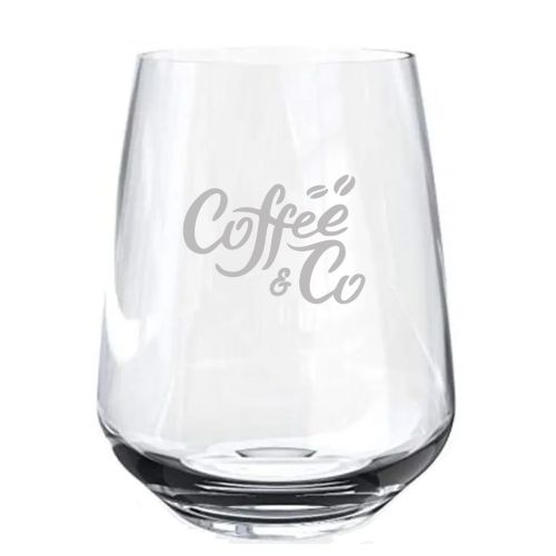 Mencia whiskyglas van 47 cl met subtiel gegraveerd CoffeeCo-logo zichtbaar op de voorkant.