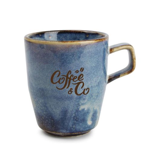 Vooraanzicht Nova mok 28 cl porselein met éénkleurig CoffeeCo-logo centraal, gladde wand en oor.