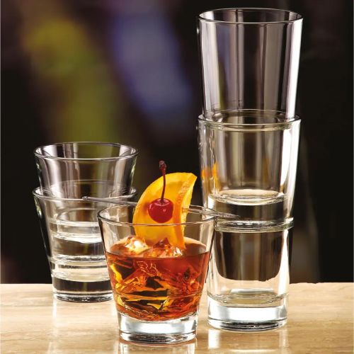 Libbey Endeavor 20 cl. glas gevuld met drank geplaatst in een sfeervolle setting.