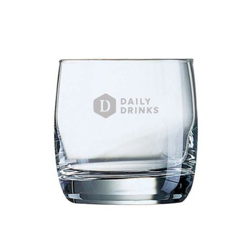 Vigne tumblerglas 20 cl. in glas met gegraveerd DailyDrinks-logo op het vooraanzicht zichtbaar.
