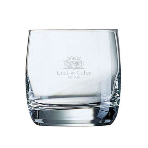 Vigne tumbler glas 31 cl. met fijn gegraveerd CorkColor-logo op het vooraanzicht, subtiel zichtbaar op helder glas.