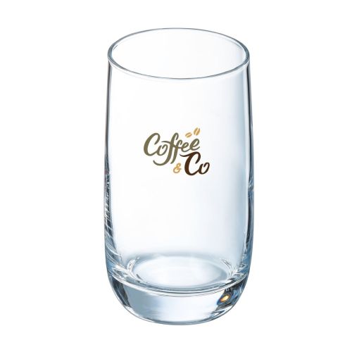 Vooraanzicht van de Vigne tumbler 33 cl van glas met meerkleurig CoffeeCo-logo, centraal geplaatst op de gladde glaswand.
