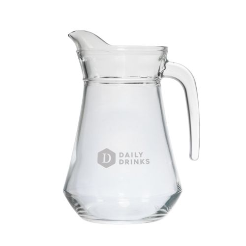 Gravure van DailyDrinks-logo op voorzijde van transparante Broc Arc glazen waterkan 1,0 liter.
