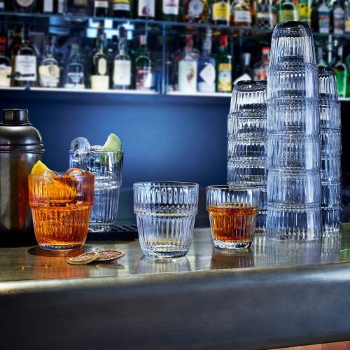 Gevuld Barshine Tumbler glas van 21 cl. en geplaatst in een sfeervolle interieursetting.