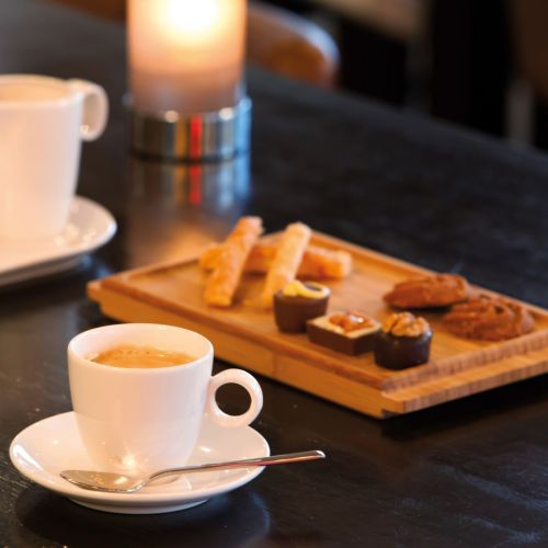 Bart Espresso porselein 6,5 cl. gevuld met koffie, gepresenteerd in sfeervolle omgeving.
