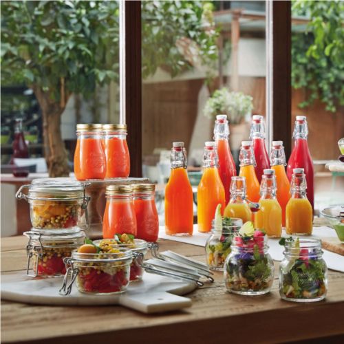 Sfeervolle weergave van gevulde Swing beugelfles 1 liter in interieur.