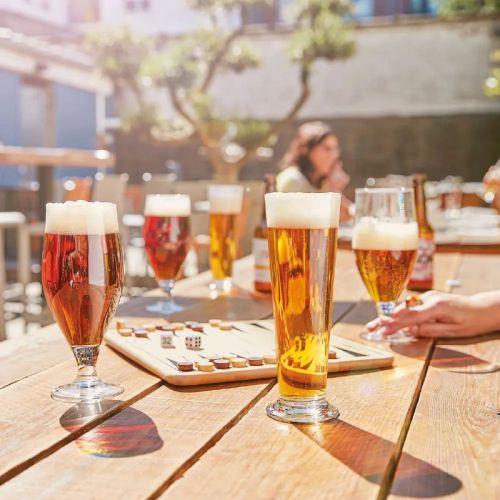 In-gebruikafbeelding van Cervoise bierglas 32 cl., gevuld en actief gebruikt in alledaagse setting.