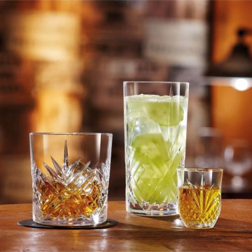 Longdrinkglas 28 cl. van Broadway met vulling in een sfeervolle setting weergegeven.