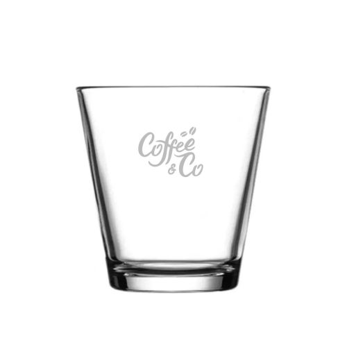 City glas 19 cl. voorzien van gegraveerd CoffeeCo-logo op de voorzijde, subtiel zichtbaar.