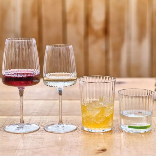 Gevuld Exclusiva Tumbler glas 50 cl. met logo gepresenteerd in een moderne sfeersetting.