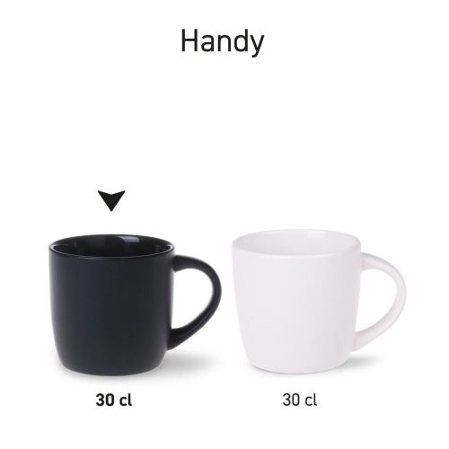 Serie Handy mokken 30 cl. van porselein in twee verschillende uitvoeringen naast elkaar gepresenteerd.