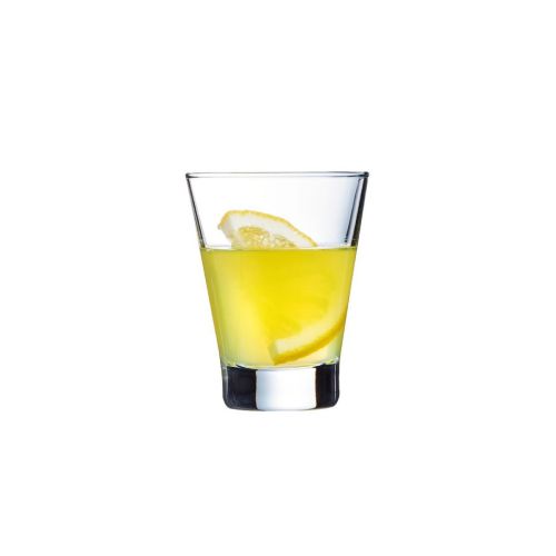 Gevuld Shetland glas van 9 cl met drank, weergegeven op witte achtergrond in rechte opnamestand.