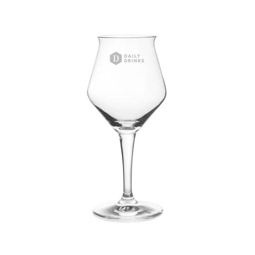 Gegraveerd DailyDrinks-logo op het vooraanzicht van een Sommelier Kelch tapmaatglas van 30 cl.